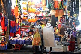 Người Hà Nội nhộn nhịp sắm đồ kinh dị chơi Halloween