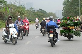 Ảnh: Người dân đánh cược mạng sống đi trên đại lộ nghìn tỷ