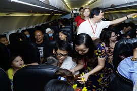 Hành khách bất ngờ đến ngỡ ngàng cùng Vietjet vui đón Trung thu