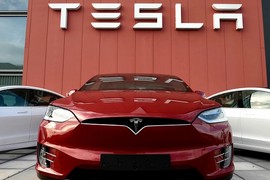 Video bé gái 7 tuổi phát hiện lỗi trên xe Tesla gây sốt mạng