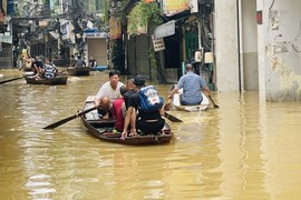 Cuộc sống người dân Hà Nội vùng ngoài đê: Chèo thuyền để đi lại