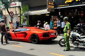 Danh tính cụ ông lái Lamborghini dừng bất thường giữa đường ở TPHCM