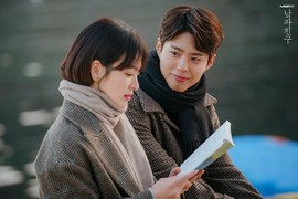 Cận cảnh nụ hôn khiến Song Hye Kyo và Park Bo Gum bị nghi ngoại tình