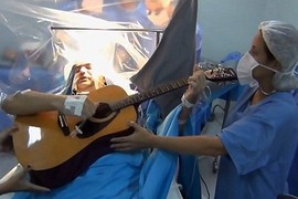 Bệnh nhân chơi guitar khi phẫu thuật u não