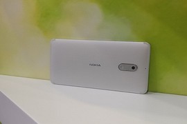 Chi tiết về Nokia 6 màu bạc cháy hàng tại Trung Quốc