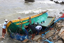 Hình ảnh tàu tiền tỷ tan tác thảm thương sau bão số 2