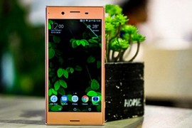 Cận cảnh Xperia XZ Premium phiên bản màu hồng