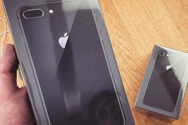 Ảnh nóng: iPhone 8 đầu tiên đến tay người dùng