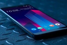 HTC U11+ ra mắt: Màn hình HDR, pin 3.930mAh, mặt lưng mờ