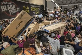 Cảnh săn tivi "điên cuồng" ngày Black Friday ở Mỹ