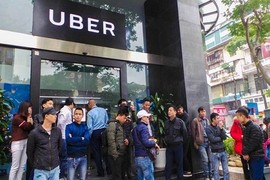 Tài xế Uber, Grab lo vỡ nợ dù "cày" cật lực 