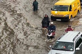 Máy bơm khủng "thất thủ", đường Nguyễn Hữu Cảnh thành sông sau cơn mưa