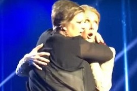 Video: Phản ứng tuyệt vời của Celine Dion khi bị khán giả say xỉn sờ soạng