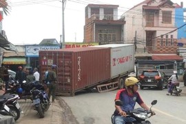 Kinh hoàng thùng xe container bất ngờ lật ngang giữa đường