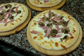 Sự thật “ngã ngửa” về pizza cấp đông 6 tháng dân tình đua nhau mua