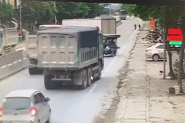 Video: Đánh lái tránh xe ba gác, xe ben mắc kẹt vào cống thoát nước 