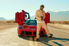 Rapper gốc Việt Tyga thác loạn: Giàu cỡ nào... ném tiền cho gái?