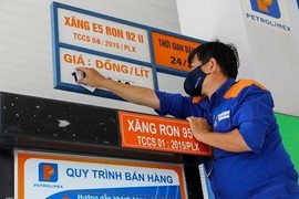 Xăng E5 RON92, RON95-III đồng loạt tăng hơn 200 đồng/lít