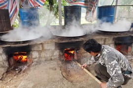 Thủ phủ mật mía đỏ lửa ngày đêm phục vụ Tết Nguyên đán 