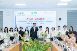 Trao học bổng cho 40 sinh viên xuất sắc của Đại học Quốc Gia Hà Nội