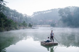 Ngôi làng cổ giữa rừng, hồ nước hình trái tim hút hồn du khách