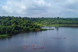 Chèo sup, ăn uống trên hồ thủy điện Trị An mùa nước dâng