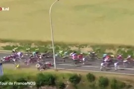 Video: Tai nạn kinh hoàng chấn động Tour de France