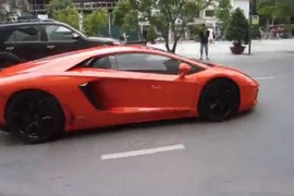 Siêu xe Aventador triệu đô đi dạo trên phố Sài Gòn