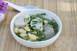 Đuôi bò hầm khoai sọ trị phong thấp, lợi gân xương