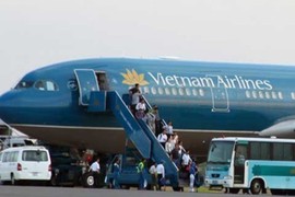 Máy bay Vietnam Airlines bị rách cánh, dừng bay