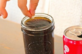 Chuyện gì xảy ra khi để lon CocaCola trong chân không?