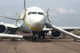 Hành khách thót tim vì Boeing 737 hỏng bánh khi hạ cánh