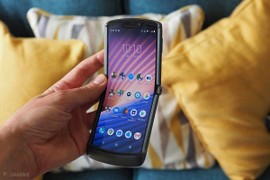 Smartphone màn hình gập “nồi đồng cối đá” Motorola soán ngôi Samsung