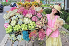 Loạt “nàng thơ” khoe sắc, khoe dáng bên xe hoa mùa thu Hà Nội