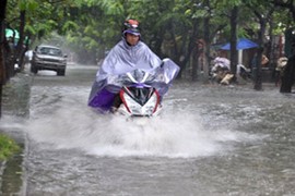 Hôm nay, Hà Nội vẫn có mưa to, gió giật