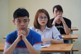 Toàn cảnh thí sinh làm thủ tục dự thi THPT năm 2017