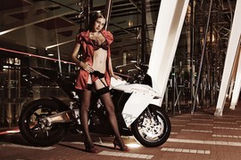 Hot girl tuổi teen, tự tin "hở bạo" bên siêu môtô KTM RC8