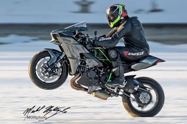 Siêu môtô Kawasaki H2 sẽ phá kỷ lục “bốc đầu” trên băng