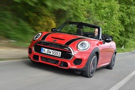 Xem Mini Convertible JCW mui trần phô diễn sức mạnh 