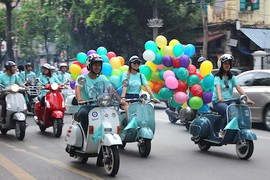 Gần 100 xe Vespa rầm rộ xuống phố Hà Thành