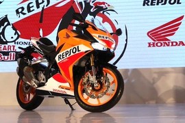 Cận cảnh môtô Honda CBR250RR bản Repsol giá 122 triệu