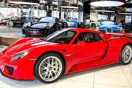 Porsche 918 Spyder “màu áo” Ferrari chốt giá 36,3 tỷ