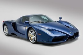 Siêu xe Ferrari Enzo màu xanh “hàng thửa” giá 45,4 tỷ