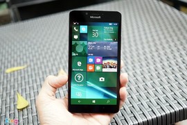 Cận cảnh điện thoại Microsoft Lumia 950 vừa “cập bến” Sài Gòn