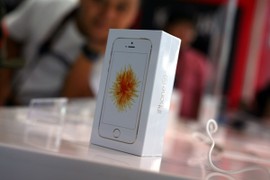 Mở hộp điện thoại iPhone SE chính hãng tại Việt Nam