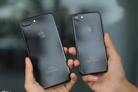 Cận cảnh bộ đôi iPhone 7 Jet Black tại Việt Nam