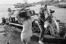 Ảnh khó quên về Sài Gòn năm 1990 của John Vink (2)