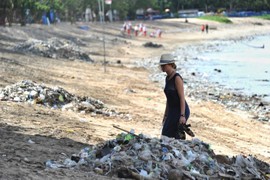 Thiên đường du lịch Bali "chết ngạt" trong biển rác