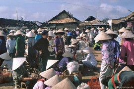 Sắc màu rực rỡ của chợ Điện Biên Phủ năm 1992