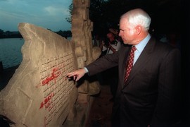 Ảnh khó quên về chuyến thăm Hà Nội năm 2000 của ông McCain